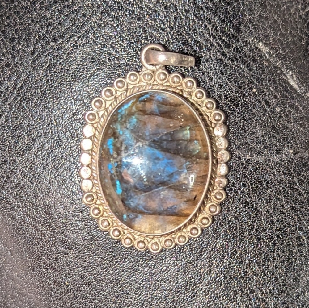 Large Vintage labradorite pendant. Chain is NOT included. NOT SURE OF THE METAL